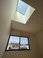 洋室:天窓が部屋を明るく開放的な空間にしてくれます。