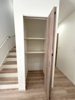 収納:階段下の収納にはストックや掃除用具などの収納に便利です。