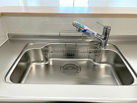 キッチン:シンクは全面エンボス加工が施されており、水がはねる音や食器が当たる音を大幅に軽減します。