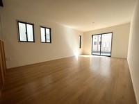 リビング:ハイセンスな空間を豊かに表現する床、時間によってさまざまな陽光を映し出す大きな窓、住みやすさを追求した間取り。シンプルな造りだからこそ、そこに住まう家族の好みに合わせられます。