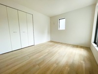 洋室:クローゼット収納ですっきり整頓。快適な空間作りができます。