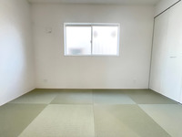 和室:リビング続きの洋風和室はお子様のお昼寝タイムや遊び場にぴったりですね！
