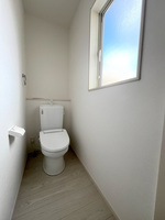 トイレ:トイレは1階・2階に設置。朝の混雑時や来客の際も安心です。
