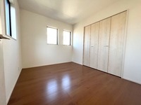 洋室:明るく心地の良い部屋はクローゼット収納ですっきり整頓！快適な空間づくりができます。