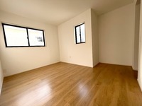 洋室:明るく心地の良い部屋はウォークインクローゼットで収納もすっきり！快適な空間づくりができます。