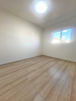 洋室:明るく心地の良い部屋はクローゼット収納ですっきり整頓！快適な空間づくりができます。
