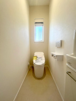 トイレ:1階2階ともに温水暖房洗浄便座を設置しています。朝の忙しい時間帯も渋滞の心配ありません。