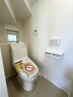 トイレ:1階2階ともに温水暖房洗浄便座を設置しています。朝の忙しい時間帯も渋滞の心配ありません。