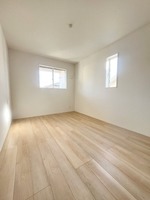洋室:明るく心地の良い部屋はクローゼット収納ですっきり整頓！快適な空間づくりができます。
